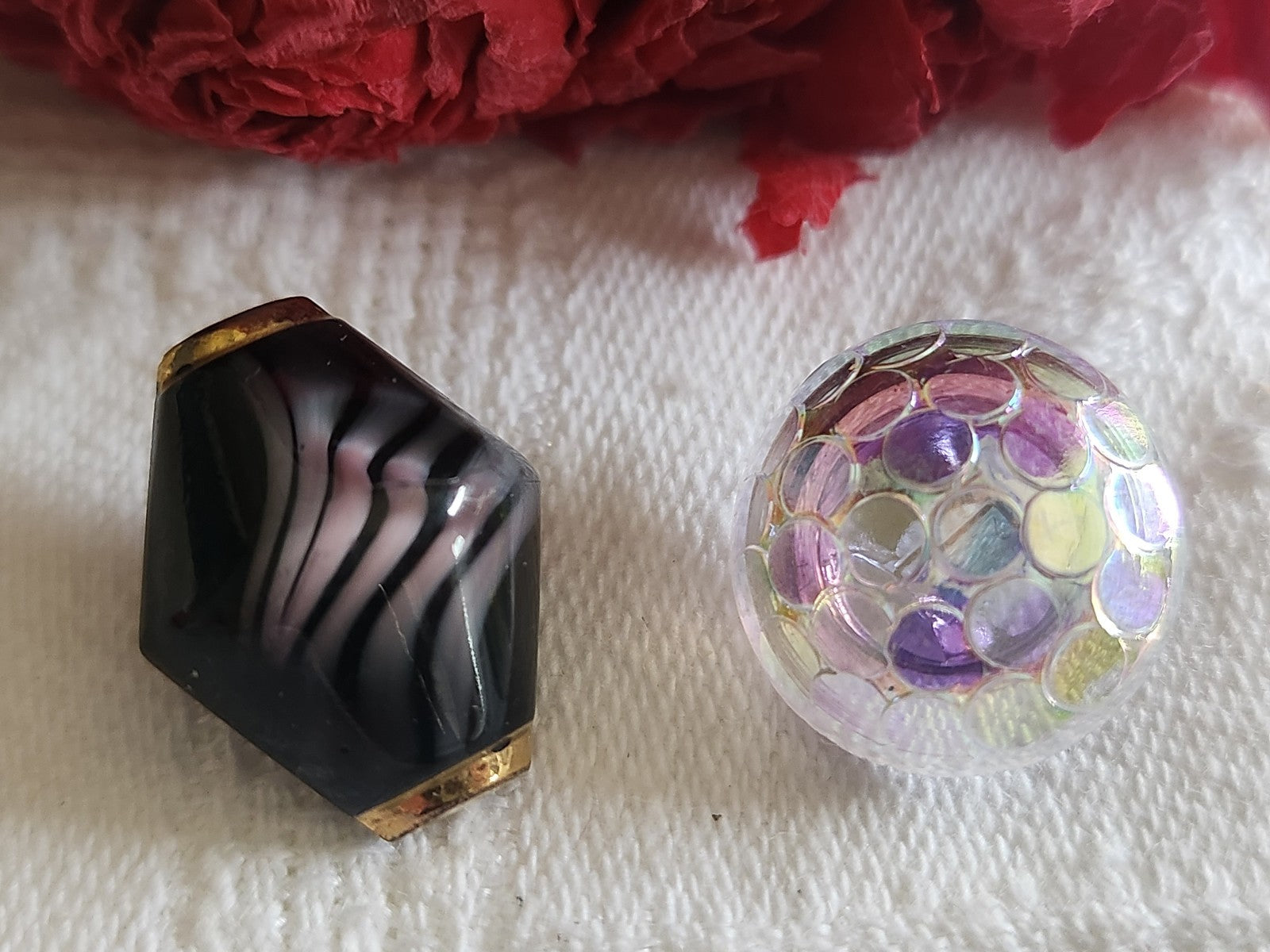 Duo boutons vintage en verre  violet 1,4 sur 1 ,8 et 1,6 cm G7O
