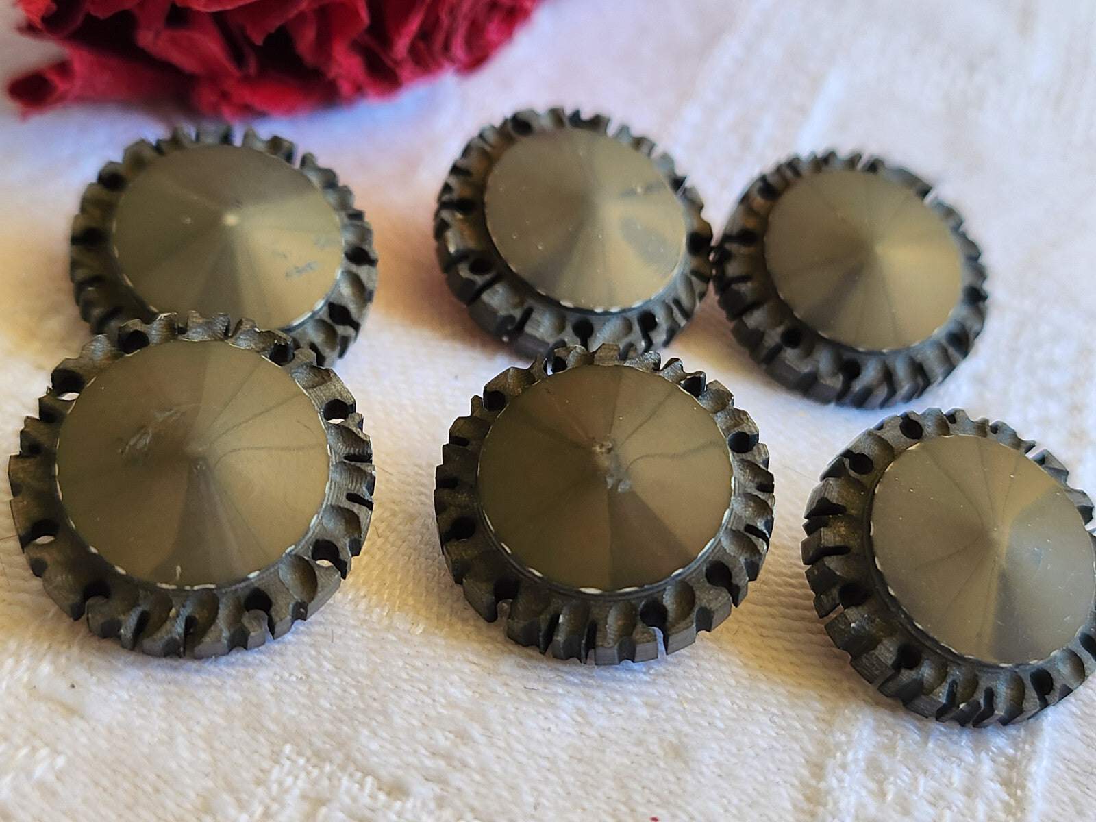 Collection lot 6 boutons anciens sculpté ajouré bord gris 1,8 cm ref 795