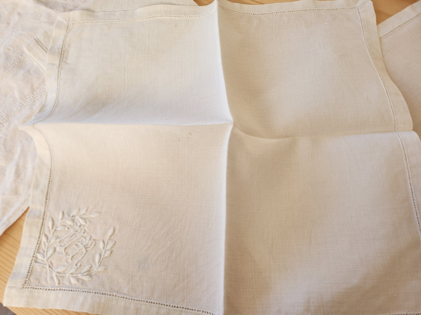 Lot 4 monogrammes anciens sur serviette MR broderie B8