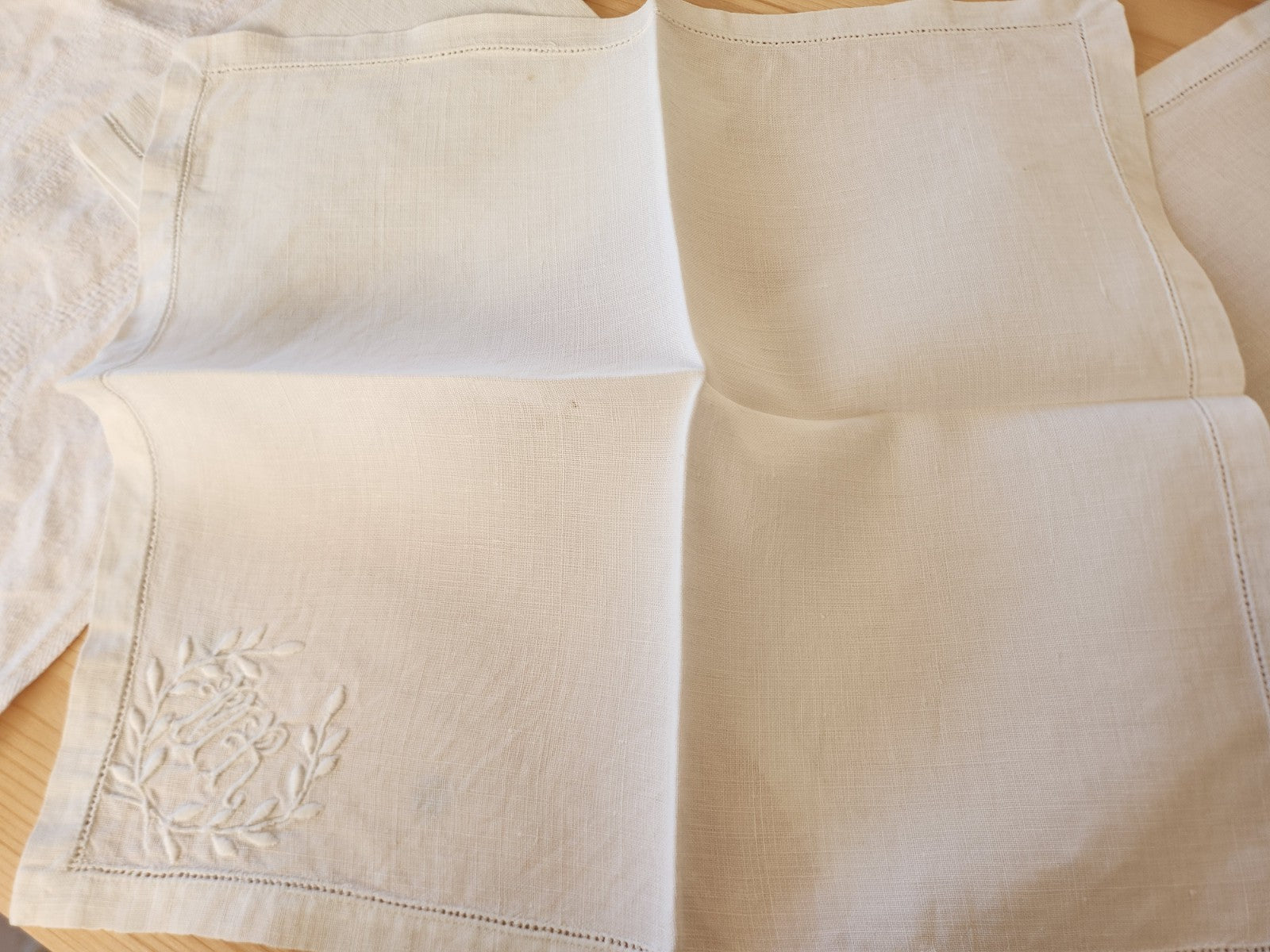 Lot 4 monogrammes anciens sur serviette MR broderie B8