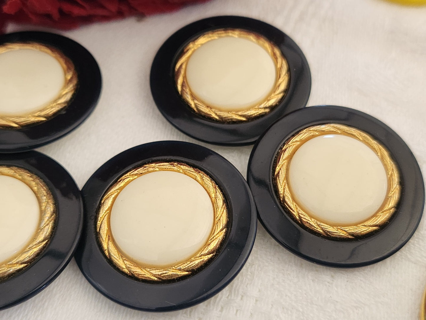Lot 5 gros boutons vintage bleu quasi noir creme pied doré 2,8 cm ref 1778