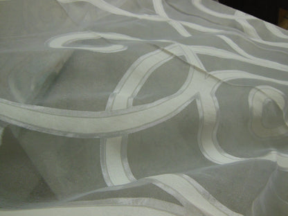 Coupon tissu superbe voilage blanc arabesque  vert 96 cm sur 1 m 10 B3