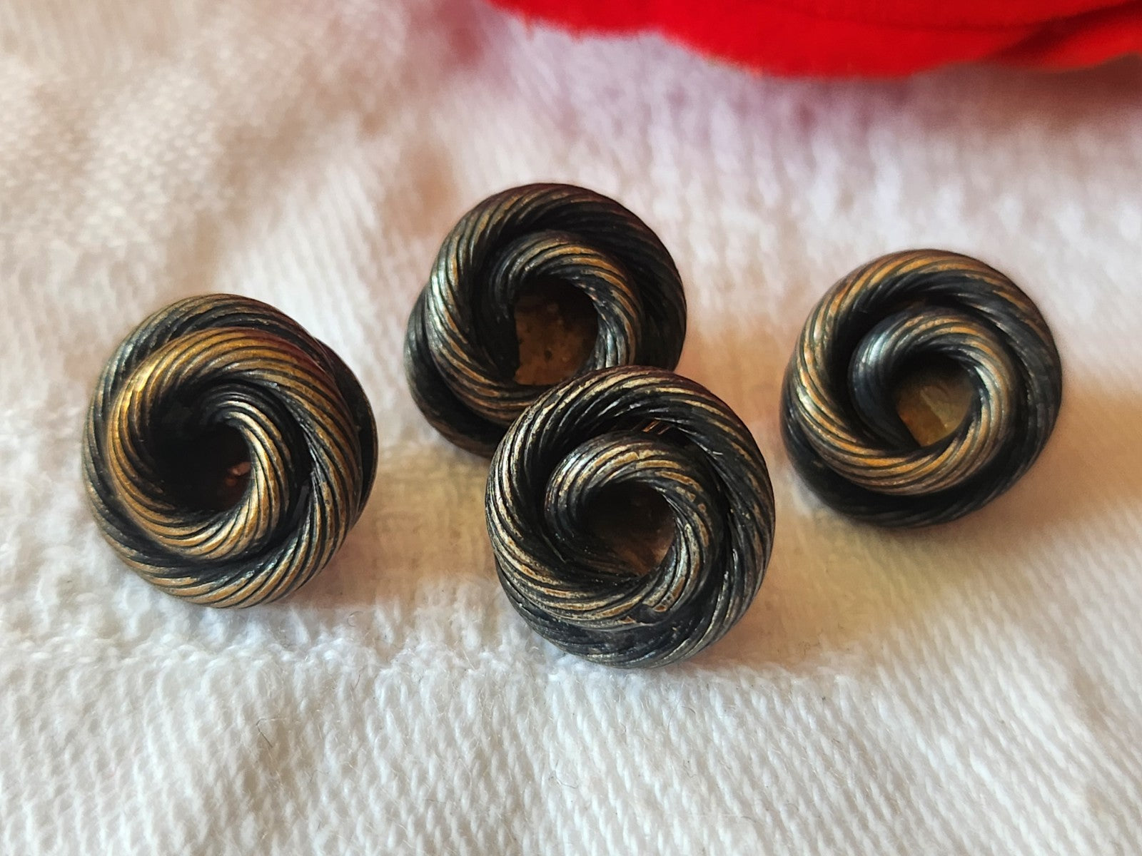 Lot 4 mini boutons anciens en metal tel que ou a perlé 1,1 cm G4M