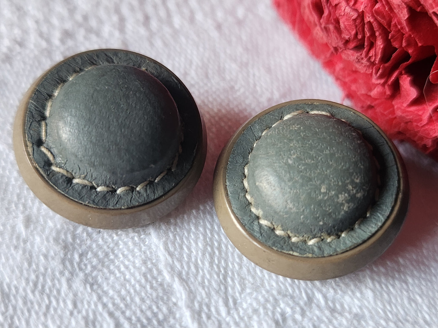 Duo boutons anciens coeur en cuir gris 2 cm  G8J