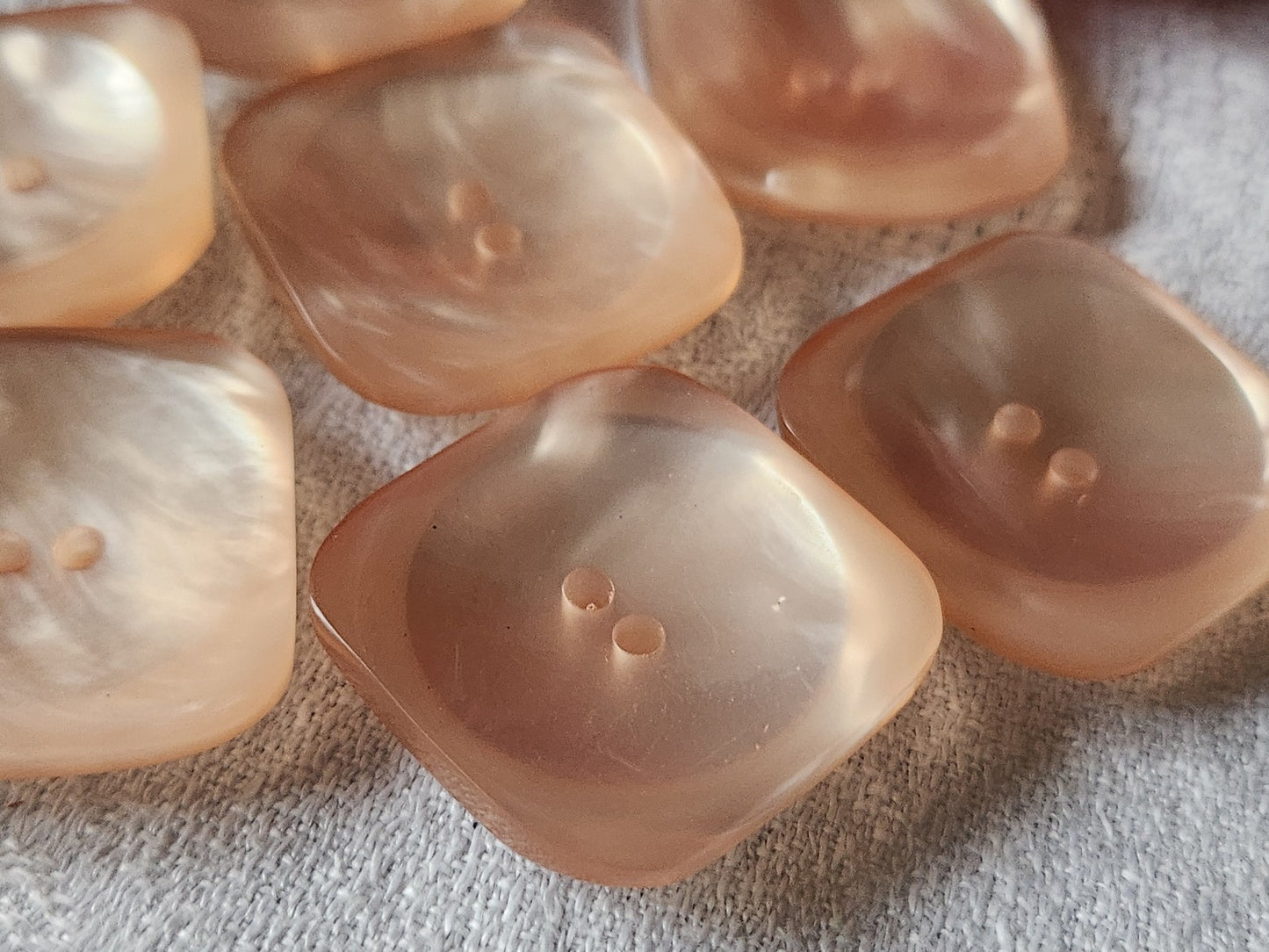 Lot 8  gros boutons vintage rose nacré carré incurvé trou 2,8 cm ref 5811