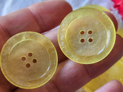 Lot 5 gros  boutons vintage  jaune à trous 3,1 cm ref 5265