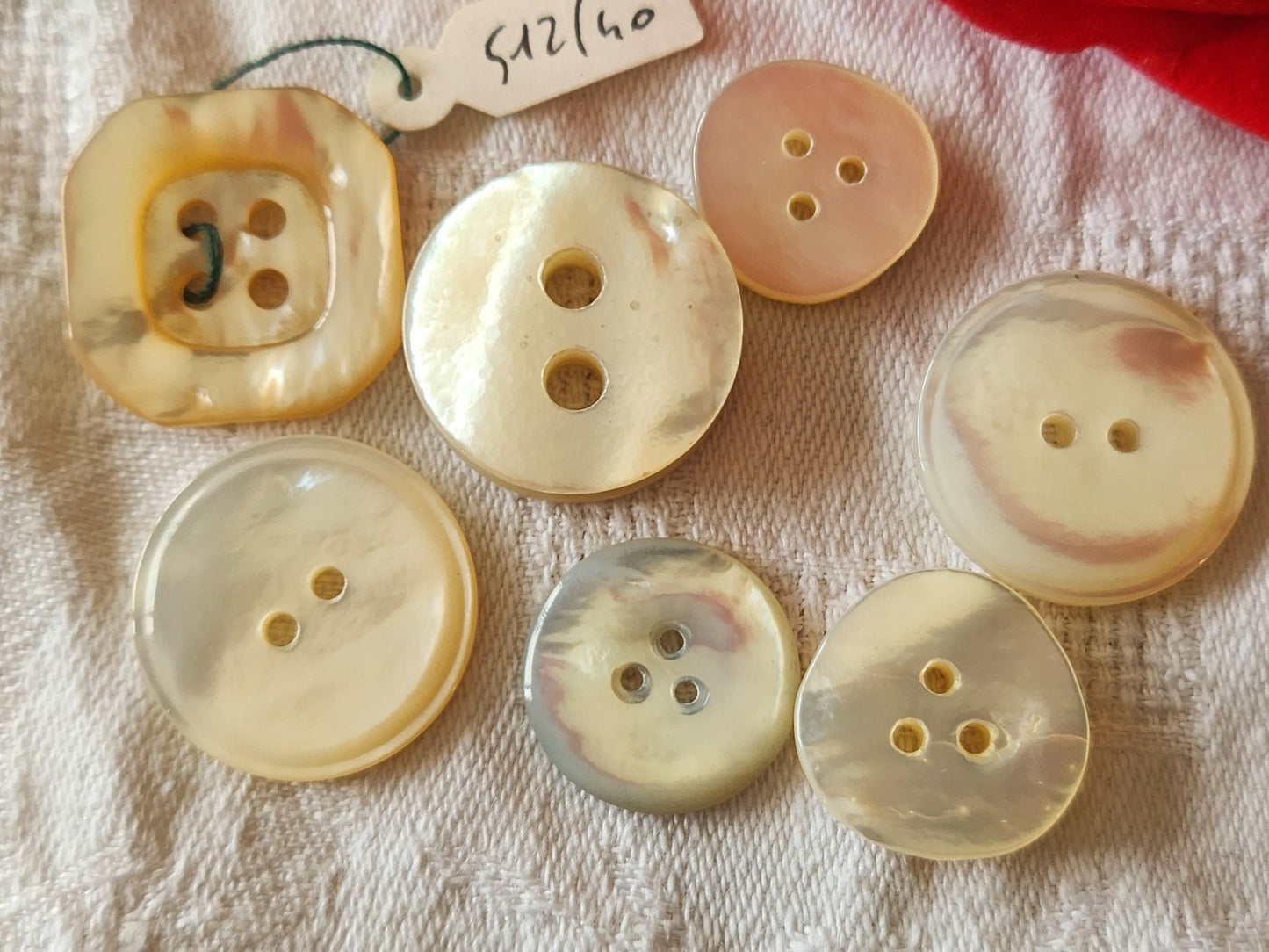 Panaché lot de 7 boutons anciens en nacre blanc 1,7 sur 2,2 cm ref 3947