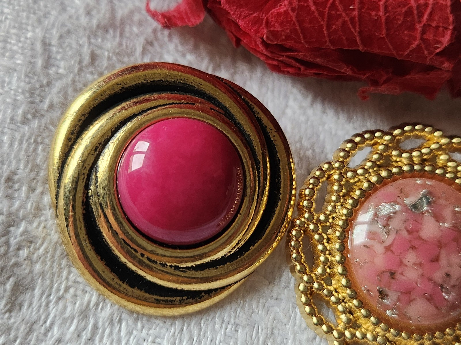 Duo boutons vintage en métal doré  coeur rose à pied 2,4 et 2,6 cm G16O