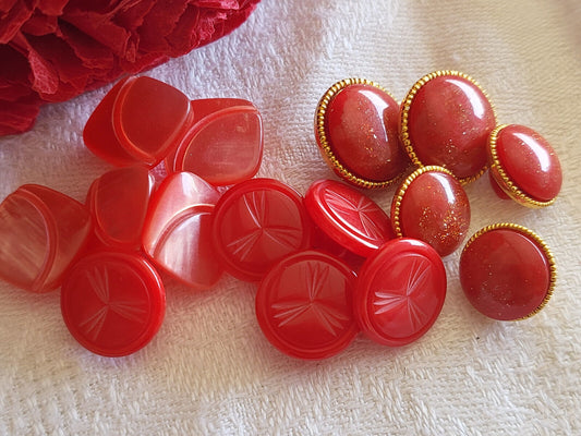 Lot 15 boutons vintage rouge à pied panaché series  1,1 à 1,3 cm ref 3371