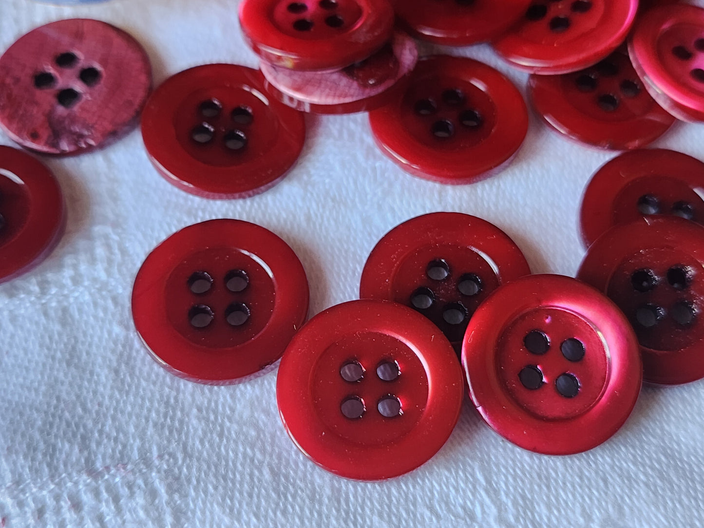 Lot 12  boutons vintage en nacre rouge 1,7 cm à trous  ref 417
