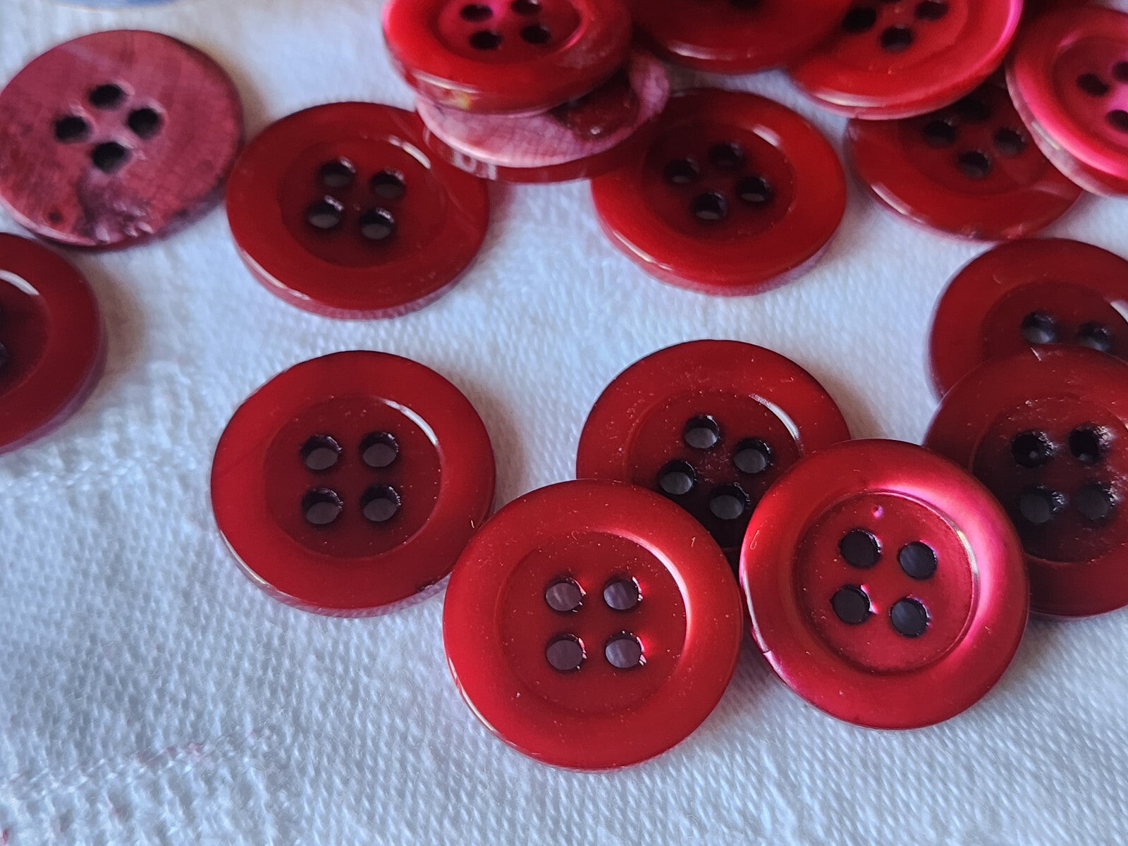 Lot 12  boutons vintage en nacre rouge 1,7 cm à trous  ref 417