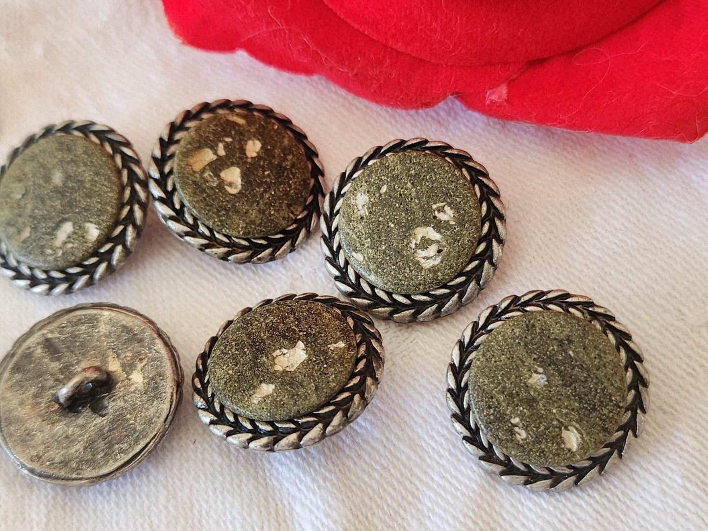 Lot 6 boutons en métal argenté coeur vert effet usé 1,8 cm pied ref 3874