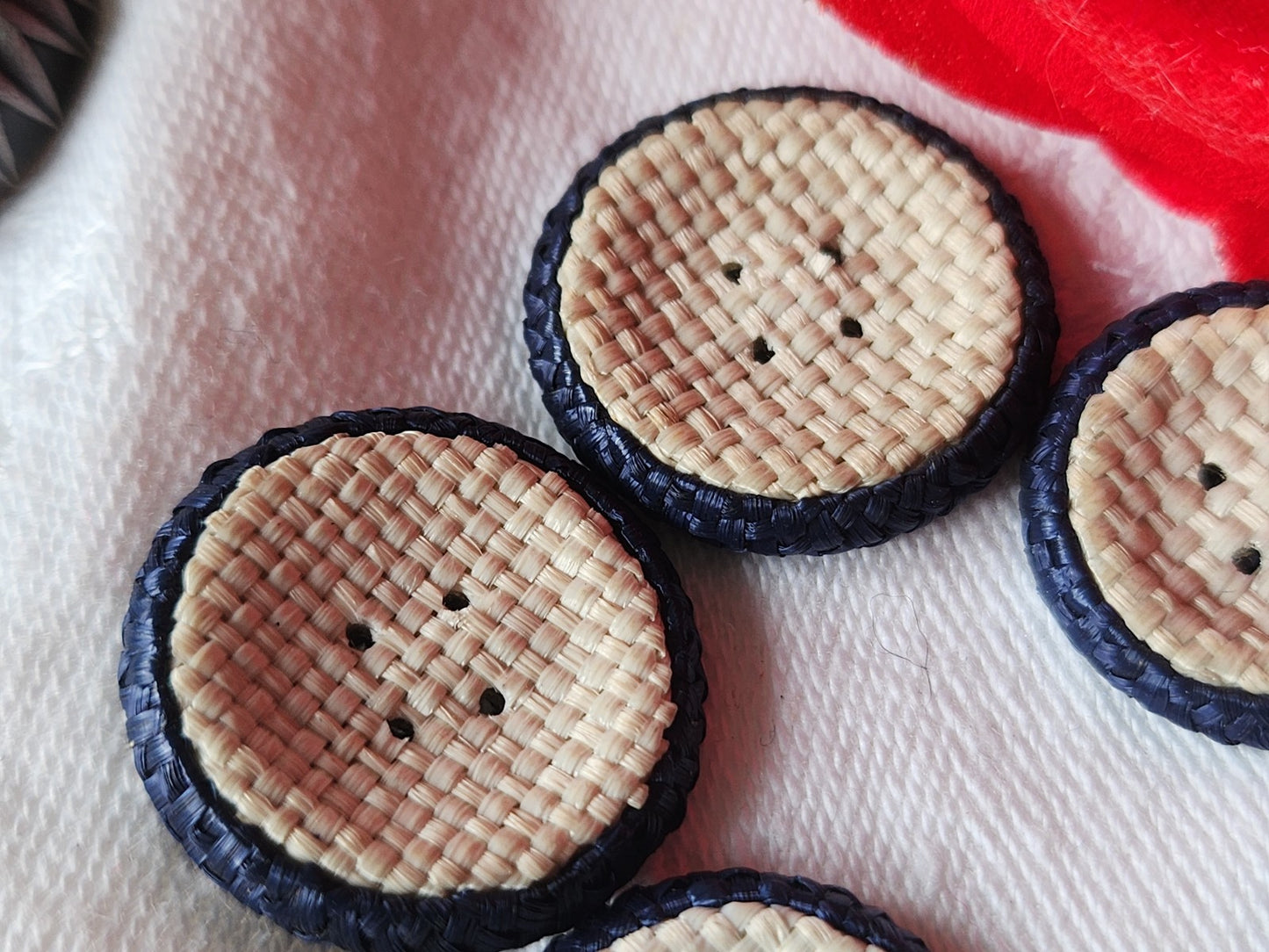 Lot 7 boutons anciens en rafia bleu passementerie 2 et 2,3 cm ref 3561