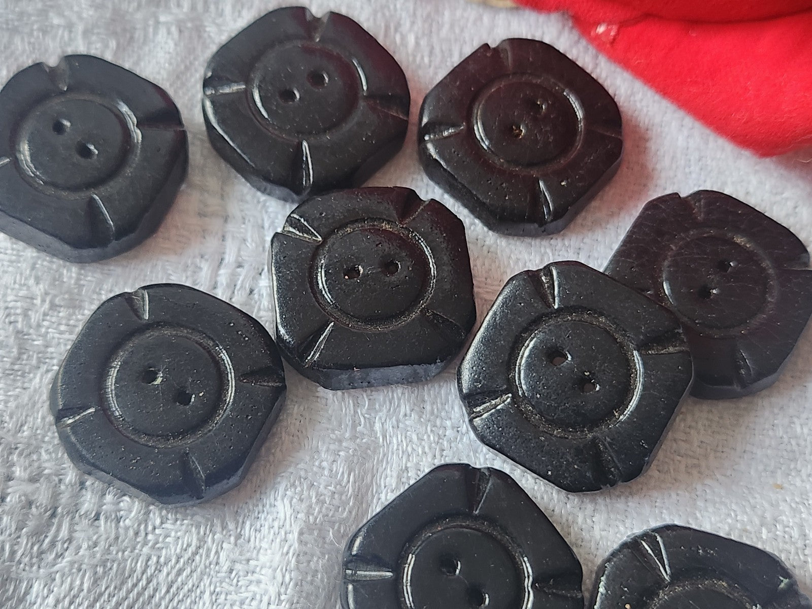 Lot 9 boutons anciens en bois noir croix malte 2 cm ref 5579