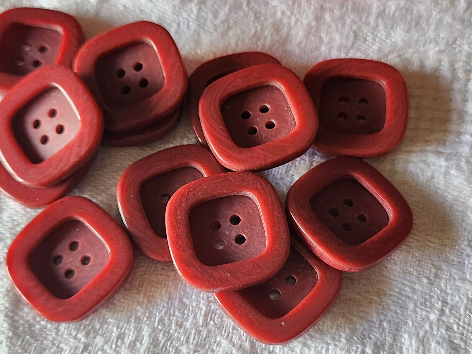 Lot 12 boutons vintage marron rouge carré trou 1,8 cm ref 4801