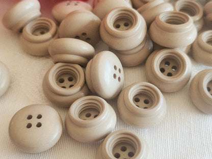 Lot 15 boutons vintage beige/ marron haut épais trous 1,6 cm 16 mm ref 6266