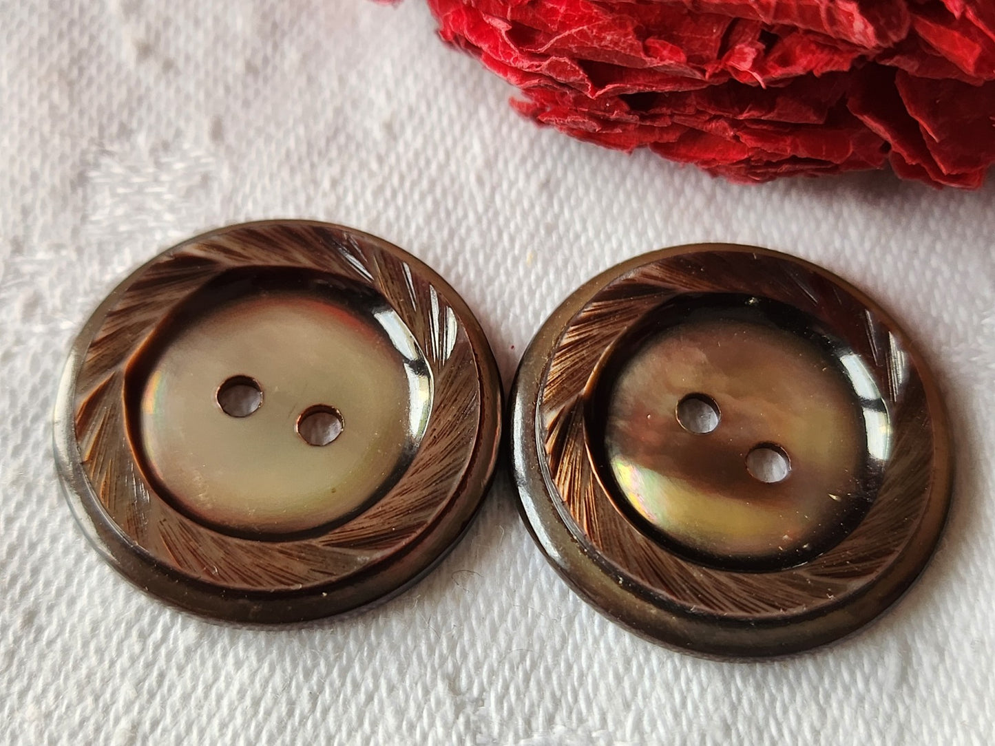 Duo boutons anciens vintage en nacre marron travaillé 2,3 cm G13E