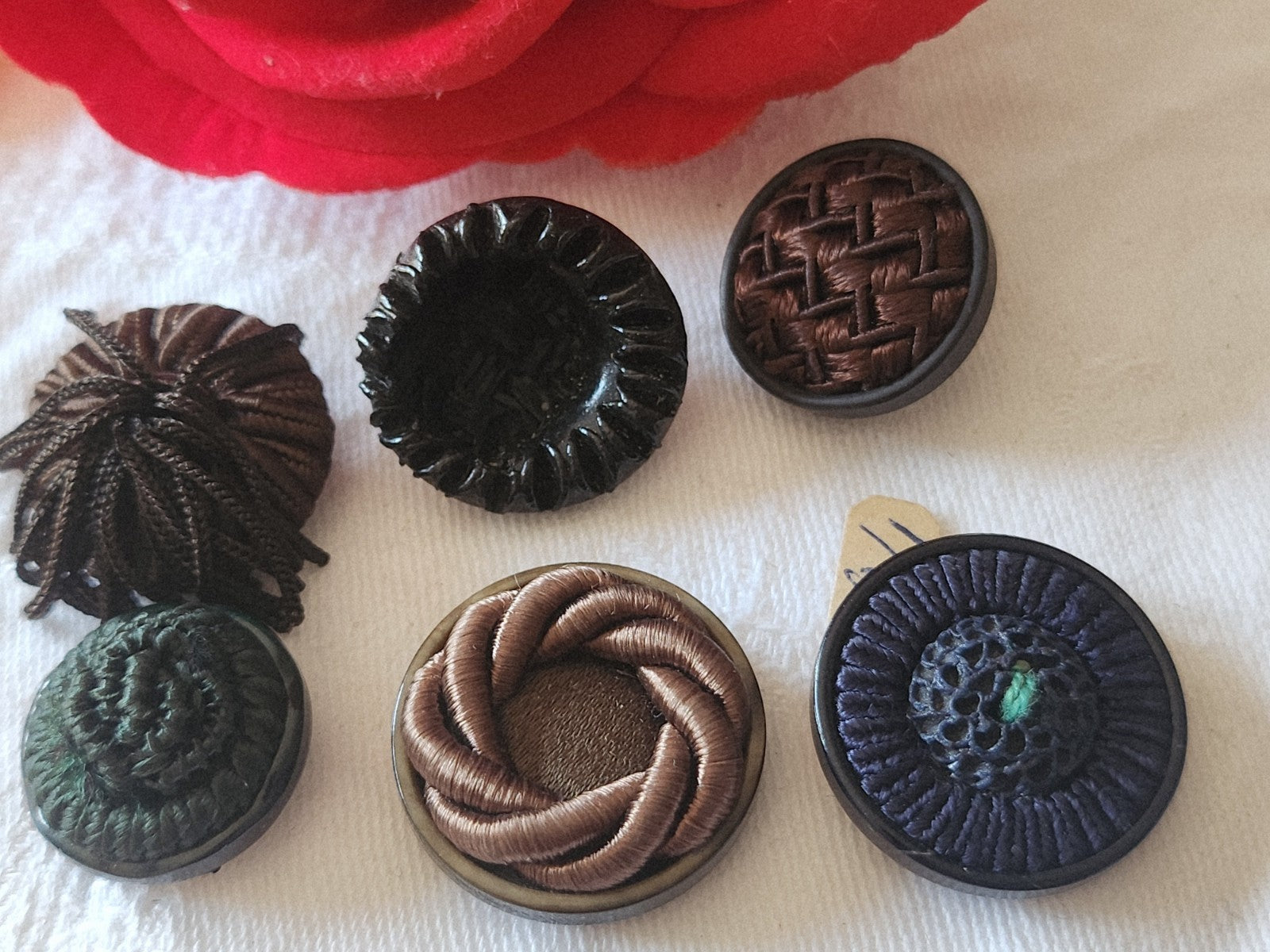 Lot 6 boutons anciens/vintage en passementerie 1,9  à 2,4 cm panaché  ref 6056