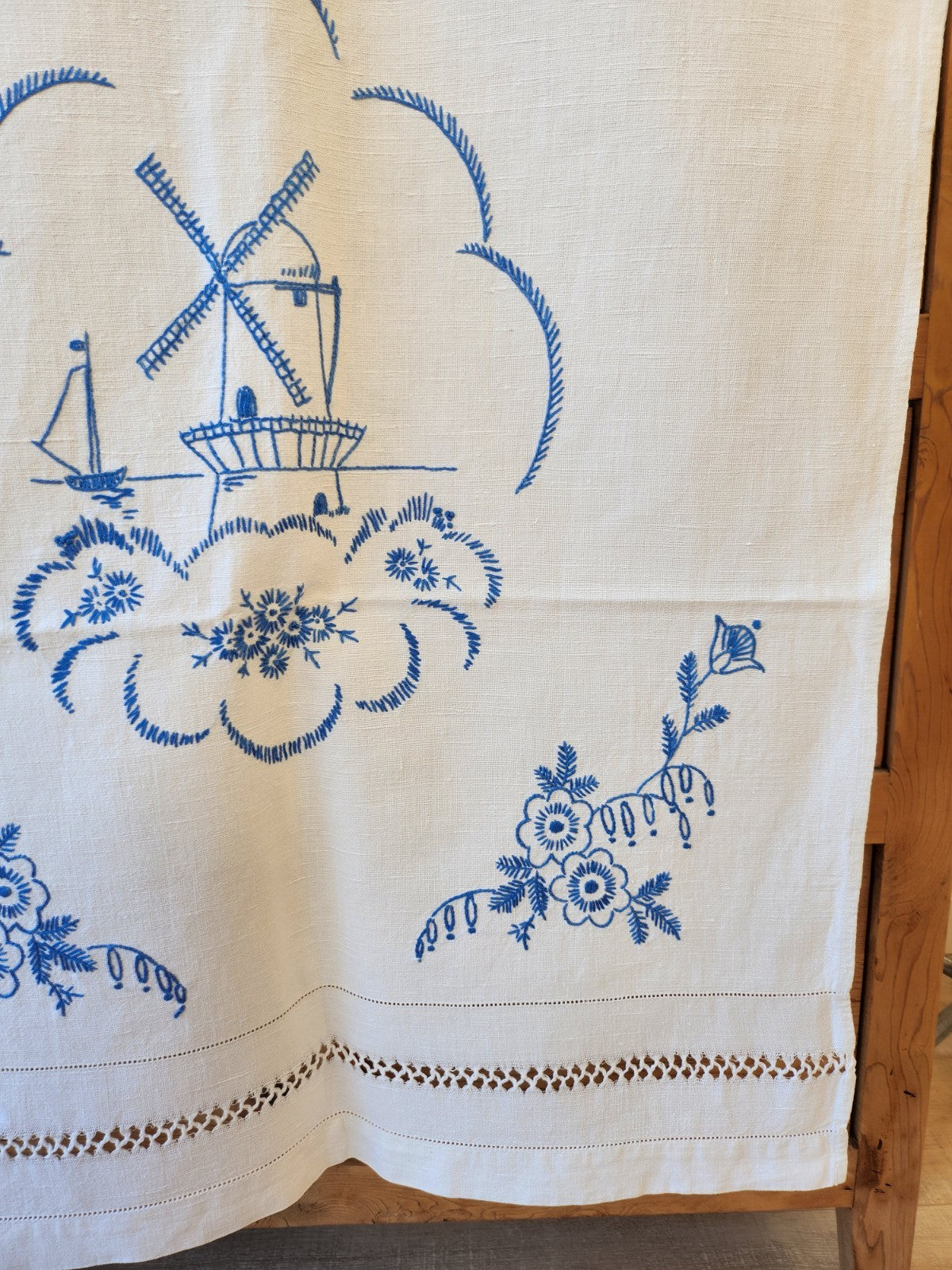 Ancien cache torchon blanc broderie bleu moulin superbe 54 cm sur 120 cm B8