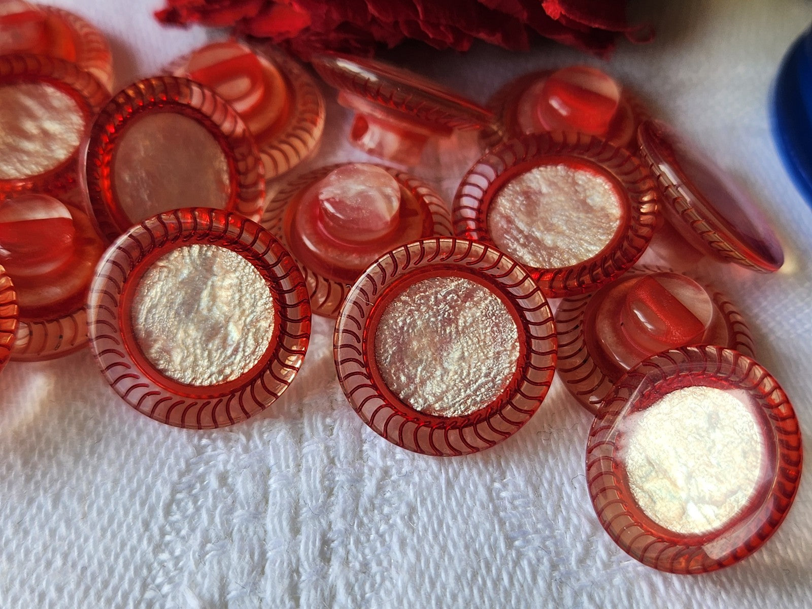 Lot 15 boutons vintage coeur nacré rouge superbe à pied 1,5 cm ref 3329