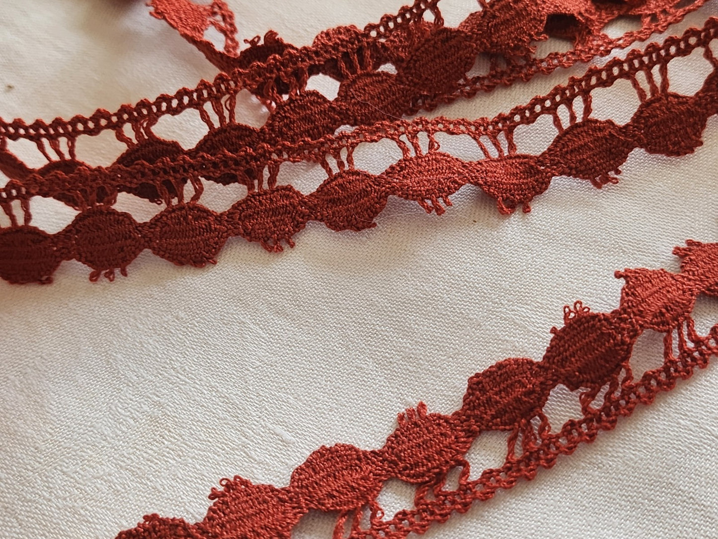 Dentelle vintage large marron 3 mètres sur 2,1 cm A5