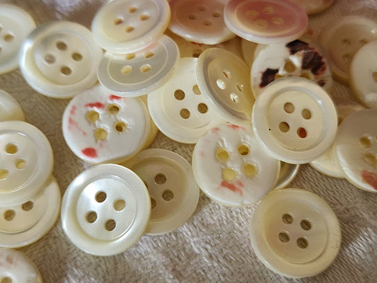 Lot 24 boutons vintage en nacre blanc 4 trous  1,3 cm ref 2348