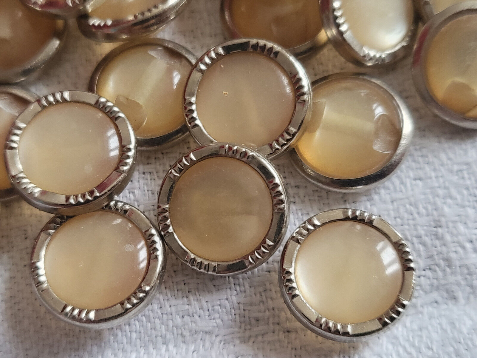 Lot 20 petit boutons vintage lumineux beige/marron metal à pied  1,2 cm ref 1439