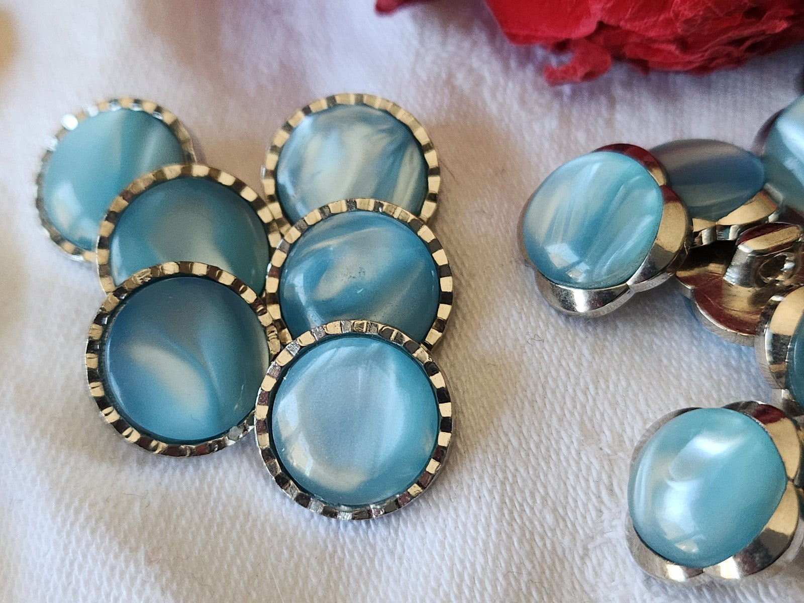 Lot 18 boutons vintage acrylique argenté bleu panaché 1,1 à 1,5 cm ref 3398