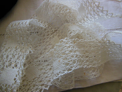 Dentelle ancienne très large 2 m 15 sur 4,8  cm T3-39