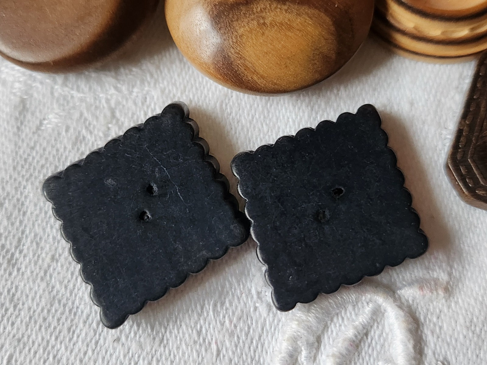 Lot 10 boutons anciens en bois duo 2,4 cm à 2,8 cm ref 2199