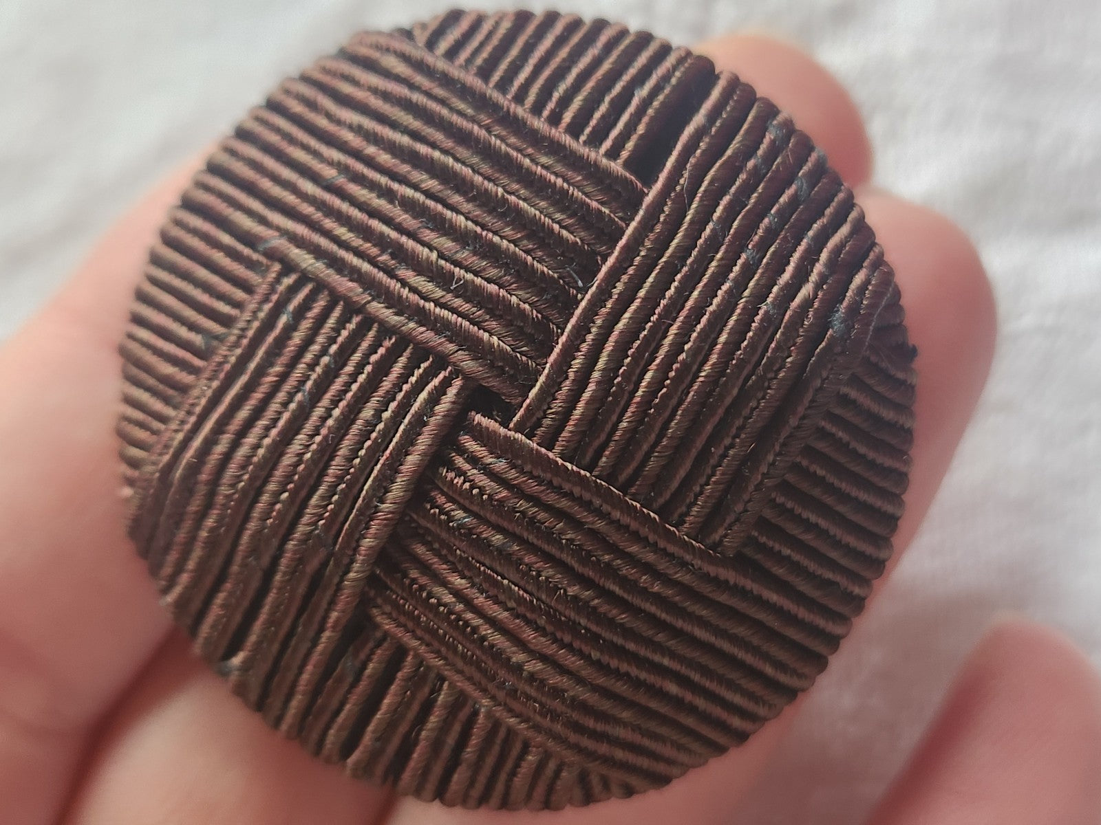 Enorme bouton ancien en  passementerie marron vintage pied 4,6 cm ref 2973