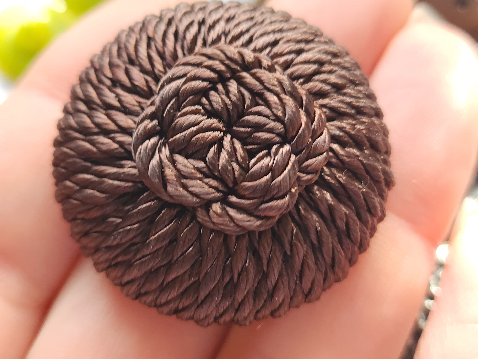 Enorme bouton ancien en  passementerie marron vintage pied 3,7 cm ref 3821