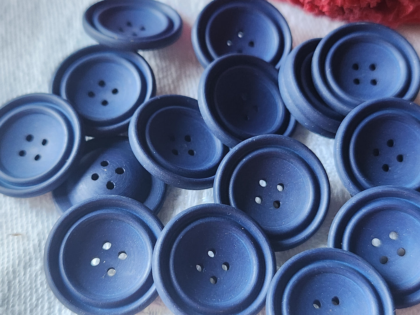 Lot 16  boutons vintage bleu mat incurvé trous 1,8 cm ref 2281