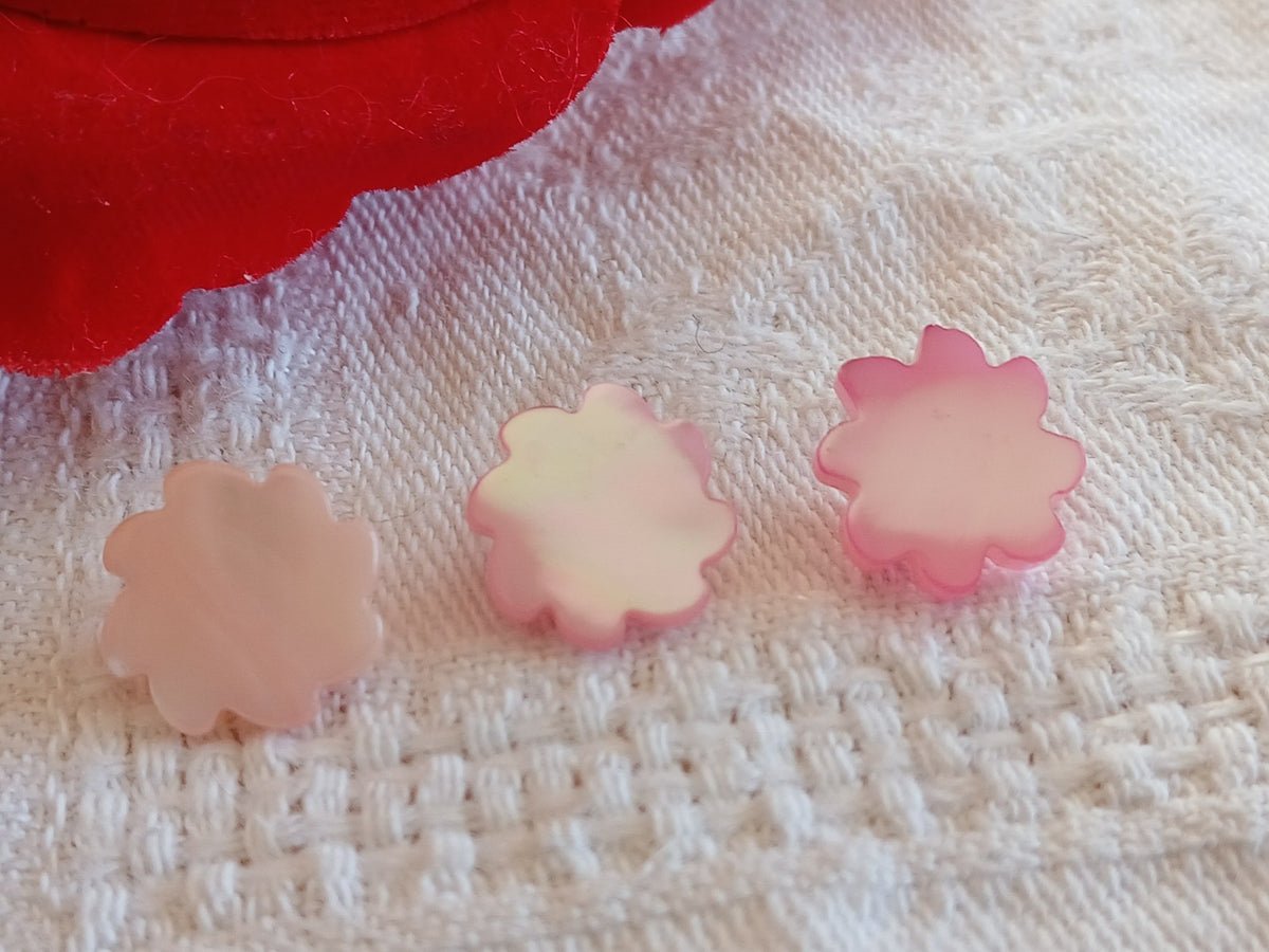 Collection Trio boutons vintage en nacre  pied 1,2 cm rose spirale D16A