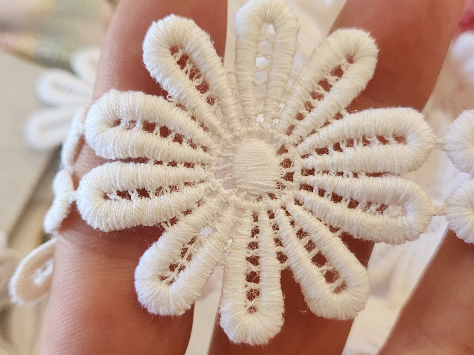 Lot 5 anciennes applications vintage fleur blanche diamètre 5,5 cm A2