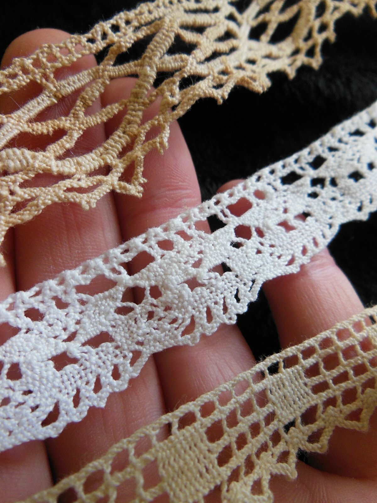 Lot 3 petits coupons de  dentelle ancienne T1-13