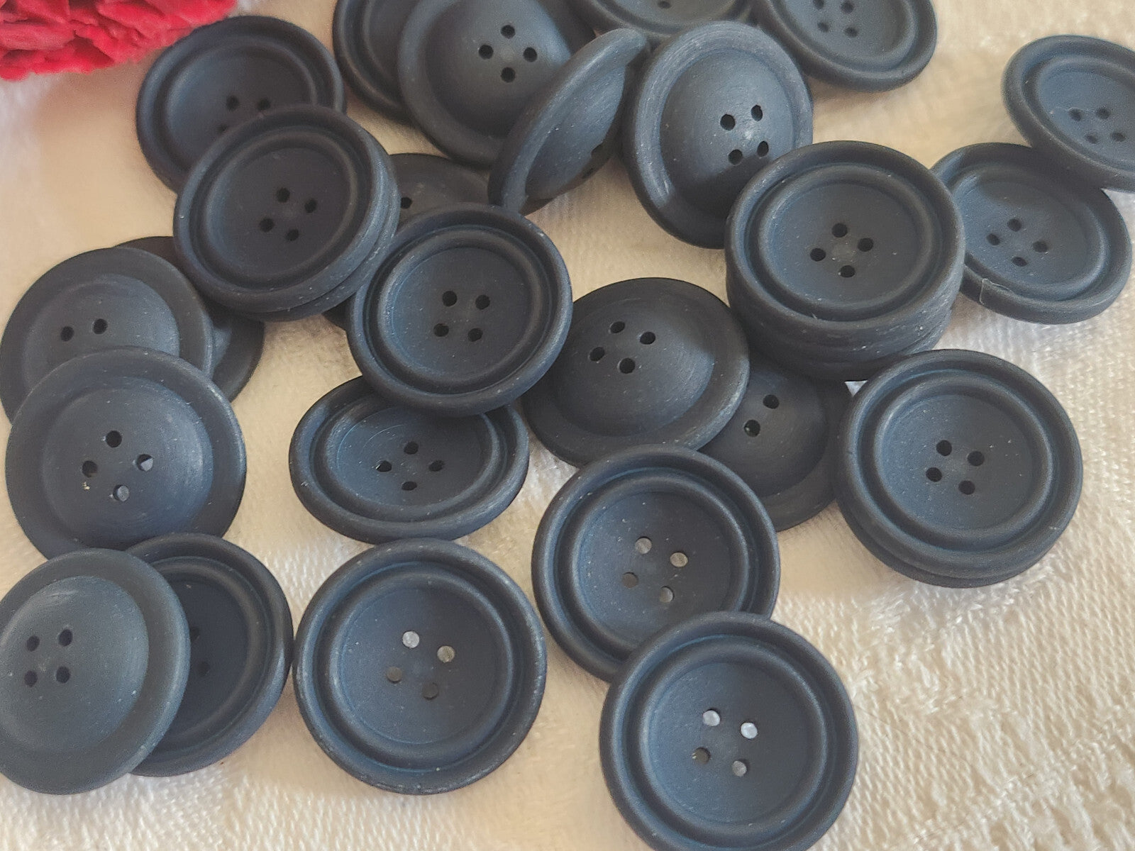 Lot 26 boutons vintage bleu mat trous incurvé 1,8 cm ref 304