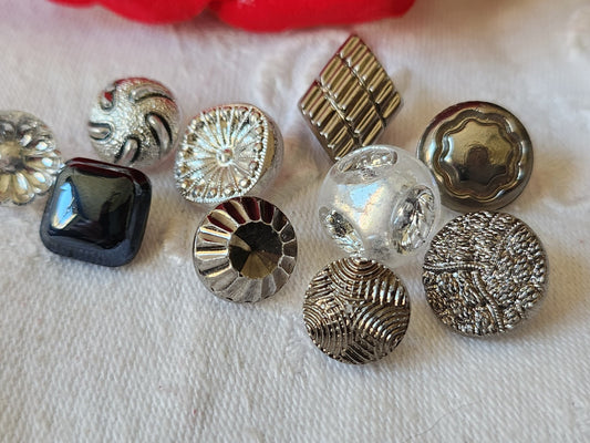 Lot 10 boutons anciens en verre argenté panaché 1,1 à 1,4 cm ref 1693