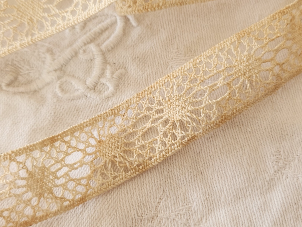 Dentelle ancienne grande longueur 4 mètres 90 sur  2,2 cm T2-7
