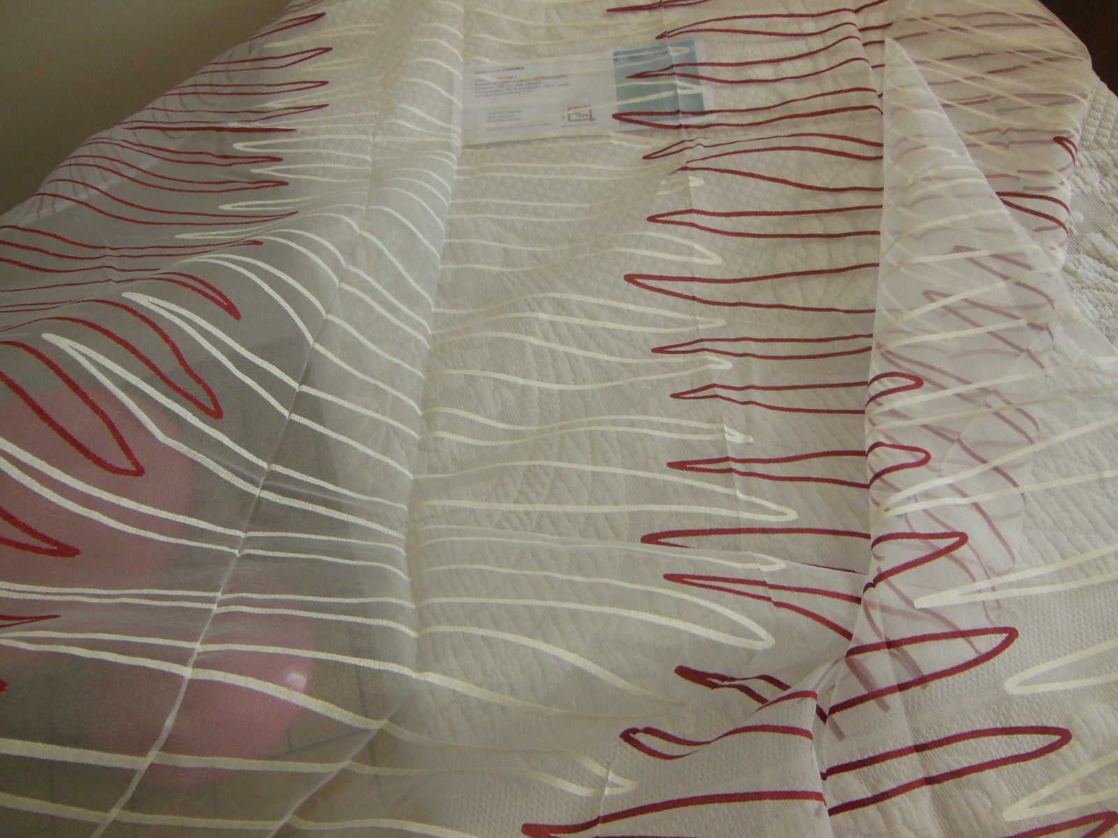 Coupon tissu voilage  zig zag blanc lie de vin/ rouge  98 cm sur 1 m 09 B3