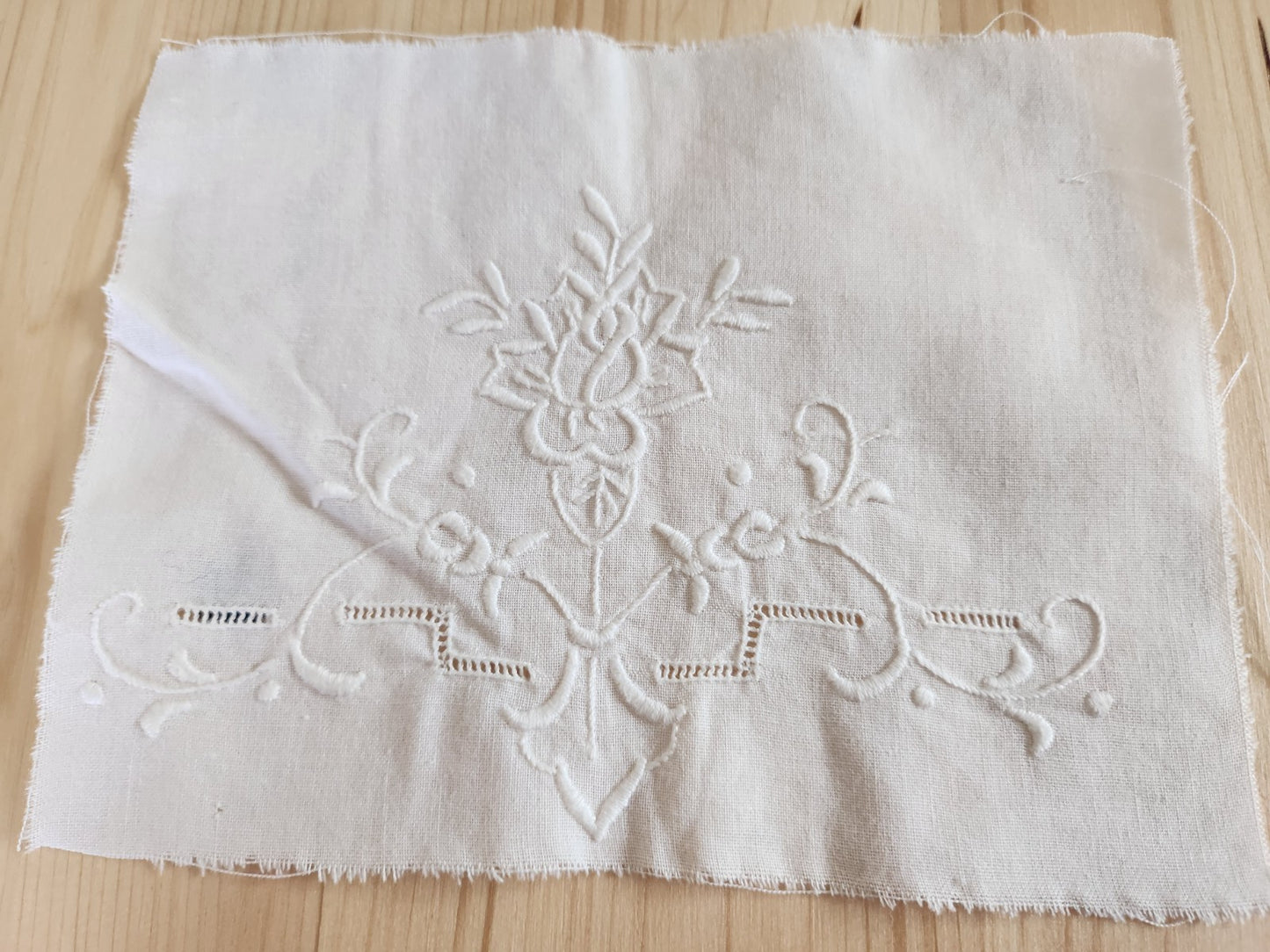 Broderie ancienne blanche pour création decor fleur ajouré T8