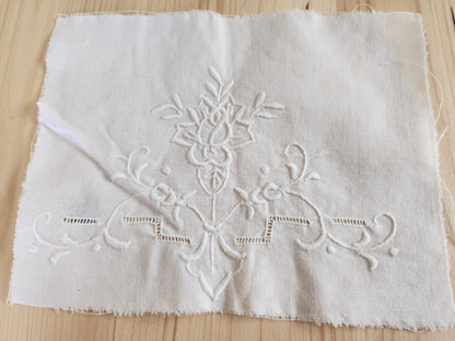 Broderie ancienne blanche pour création decor fleur ajouré T8