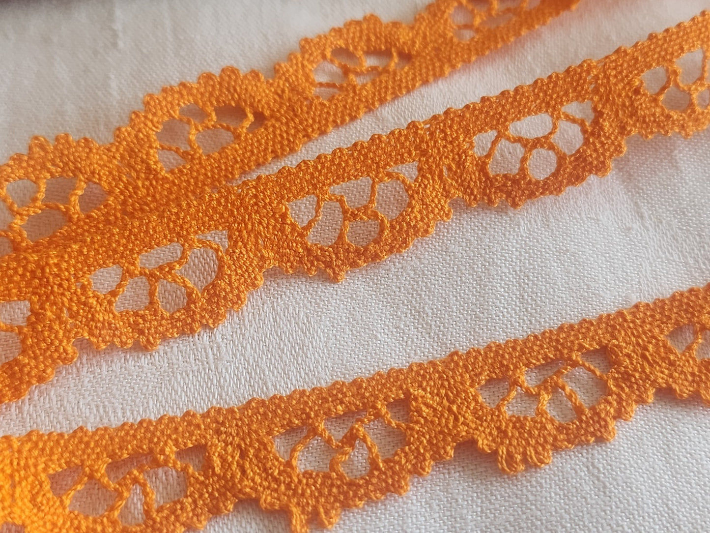 Dentelle vintage large orange 3 mètres sur 1,6 cm A5