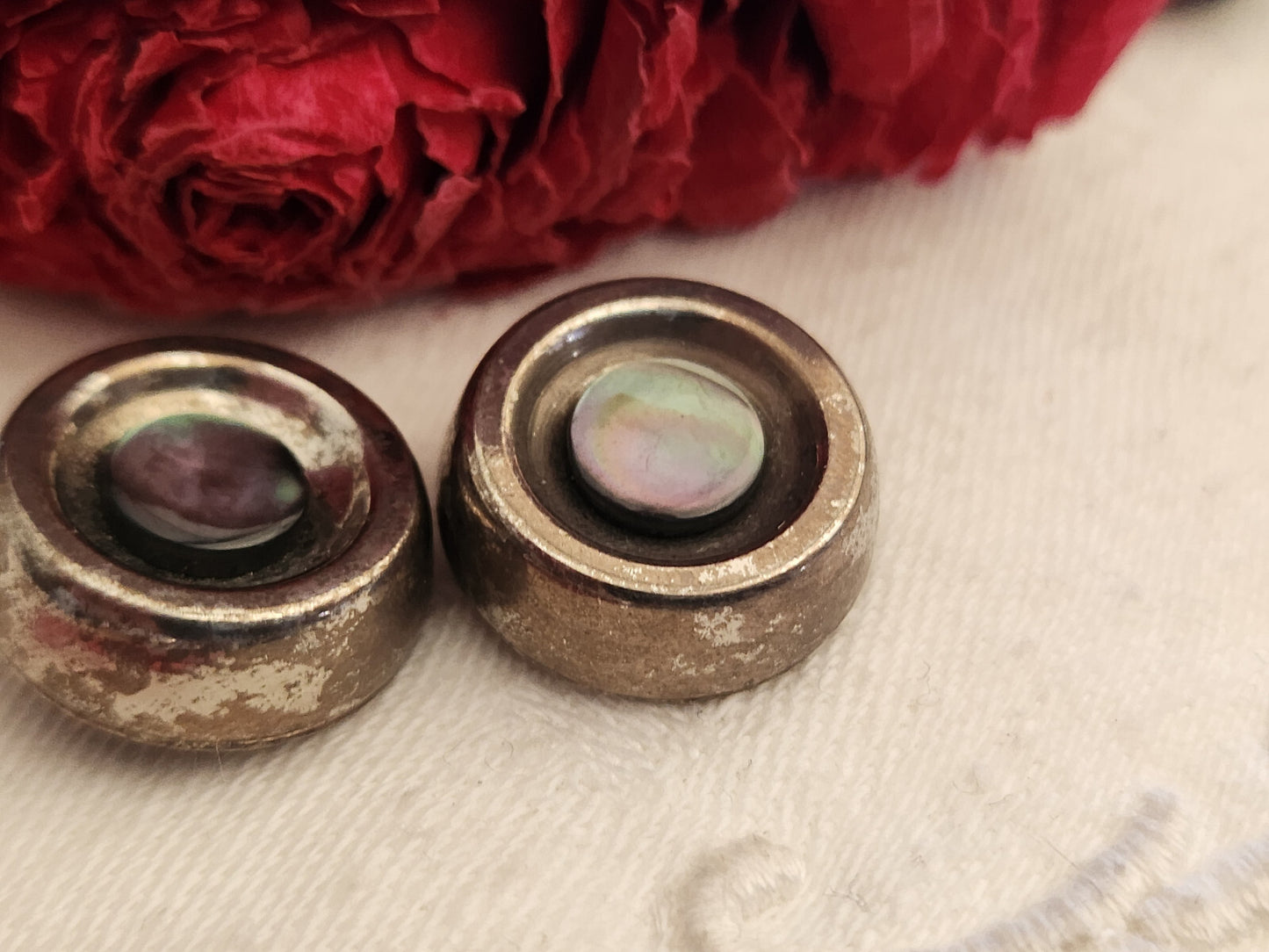 Duo boutons anciens en nacre   et métal à pied 1,8  cm G2H
