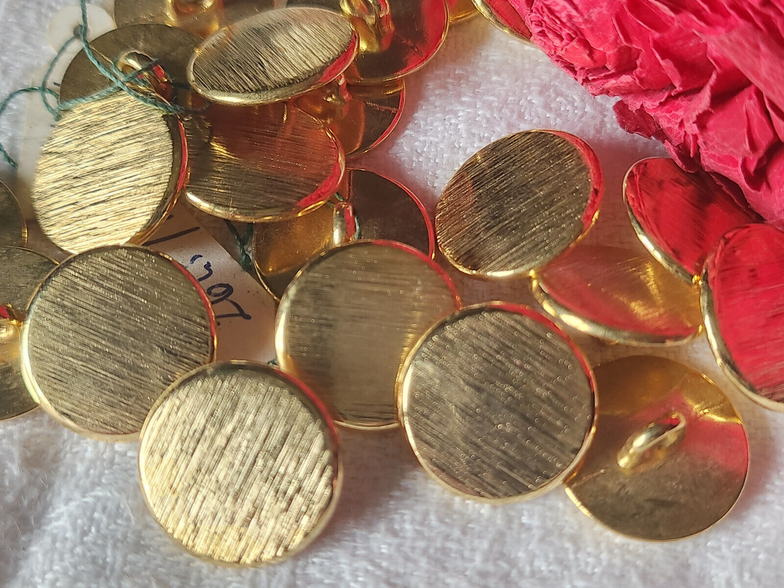 Lot 6  boutons vintage en métal doré strié 1,5/1,6 cm pied ref 2205