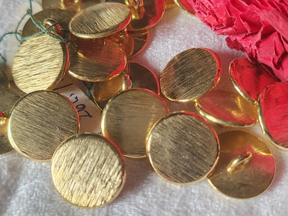 Lot 6  boutons vintage en métal doré strié 1,5/1,6 cm pied ref 2205