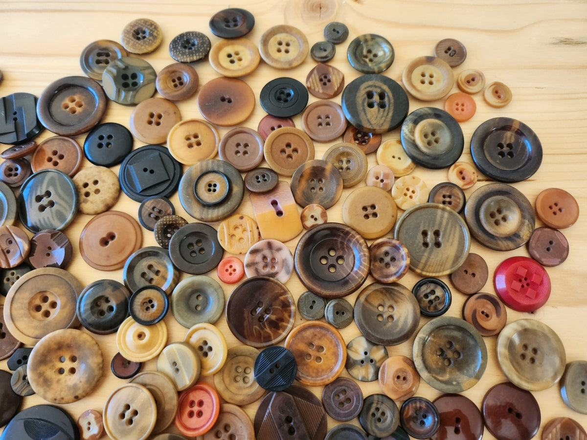 Gros lot de boutons anciens en corozo à trous un peu moins de 500 grammes T10