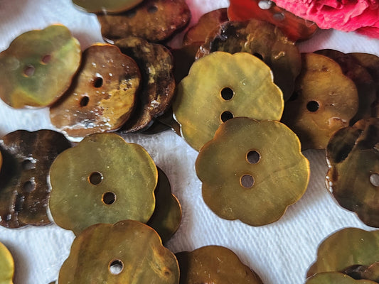 Lot 6 boutons vintage en nacre vert kaki  fleur trous 2 cm ref 1091