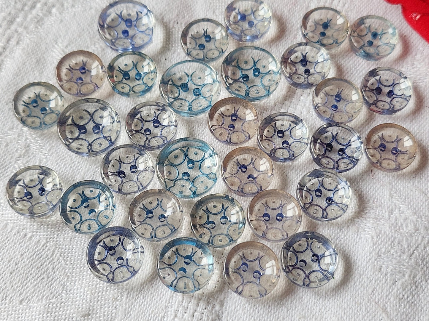 Lot 32 boutons anciens lucite tons bleu motif panaché 1,2 à 1,5 cm ref 2353