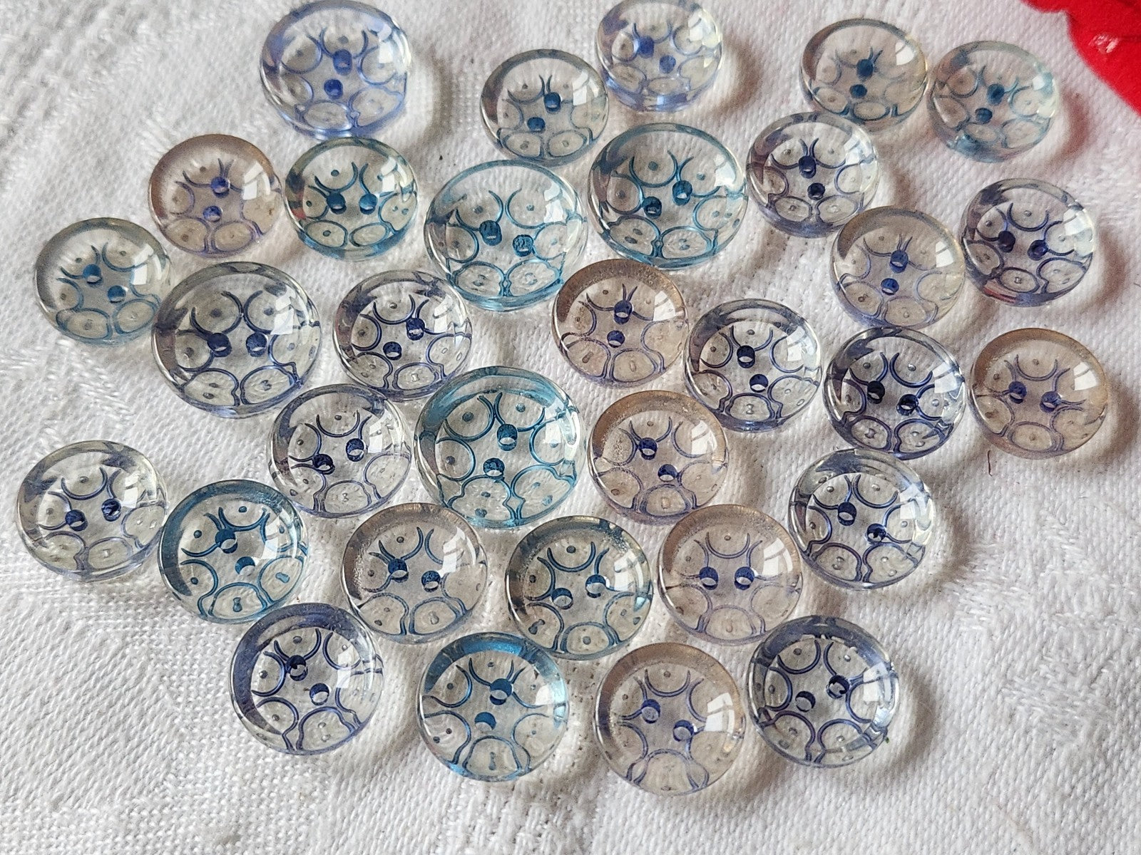 Lot 32 boutons anciens lucite tons bleu motif panaché 1,2 à 1,5 cm ref 2353